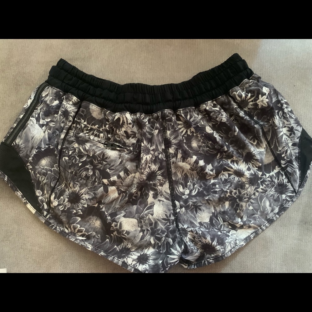 Lululemon Hotty hot short Sz 6 like new